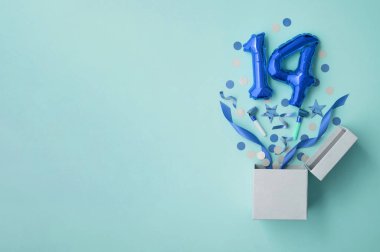 14 numaralı doğum günü balonu hediye kutusu dümdüz patladı.