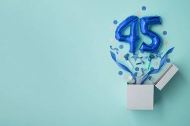 45 numaralı doğum günü balonu hediye kutusu dümdüz patladı.
