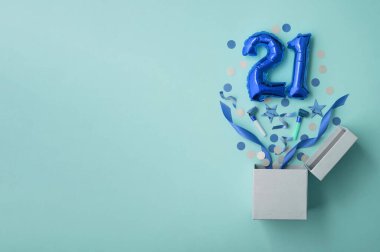 21 numaralı doğum günü balonu hediye kutusu dümdüz patladı.