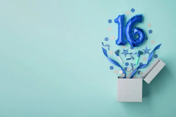 Nummer 16 verjaardagsballon viering geschenkdoos lag plat explosie — Stockfoto