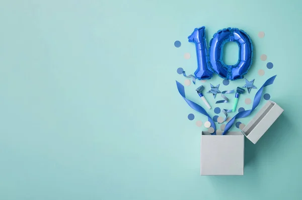 Numero 10 festeggiamento palloncino regalo confezione regalo lay esplosione piatta — Foto Stock