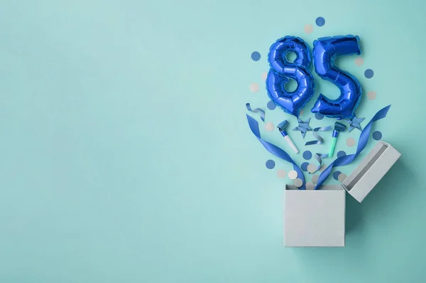 Nummer 85 födelsedagsballong fest presentförpackning låg platt explosion — Stockfoto