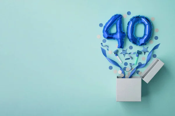 Número 40 globo de cumpleaños celebración caja de regalo yacía explosión plana —  Fotos de Stock