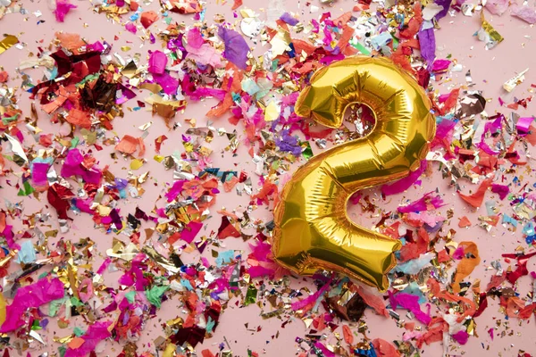 Numer 2 złoty urodziny balon na tle brokatu konfetti — Zdjęcie stockowe