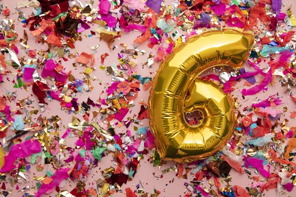 # 6 zlaté narozeninové oslavy balón na pozadí konfety třpytky — Stock fotografie