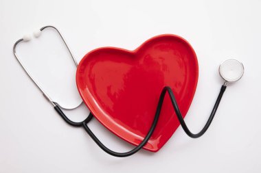 Steteskopla kırmızı kalp şeklinde. Sağlıklı kalp konsepti