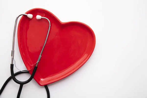 Corazón rojo con estetoscopio. Concepto de corazón saludable — Foto de Stock