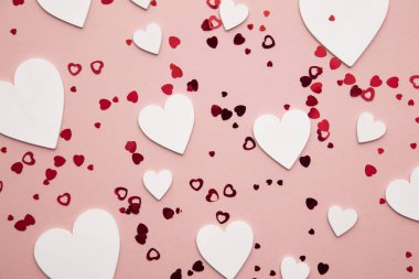 Sevgililer Günü, beyaz kalpler ve konfeti parıltılarıyla düz bir zemin hazırladı.