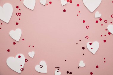 Sevgililer Günü, beyaz kalpler ve konfeti parıltılarıyla düz bir zemin hazırladı.