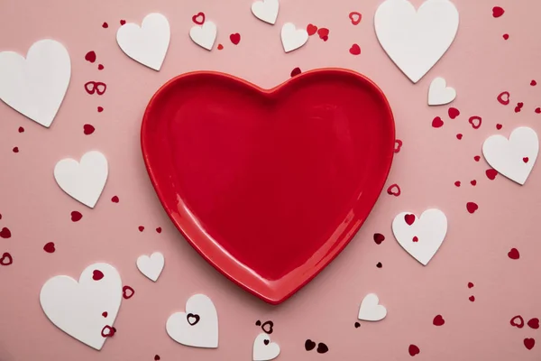 День Святого Валентина лежит на плоском фоне с белыми сердцами и блестками конфетти — стоковое фото