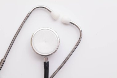 Düz bir arkaplanda doktorlar tıbbi steteskop