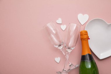 Romantik yemek geçmişi. Şampanya ve gözlüklü kalp şeklinde tabak.