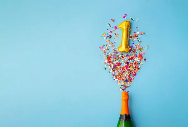 Eerste verjaardag champagne fles ballon pop — Stockfoto