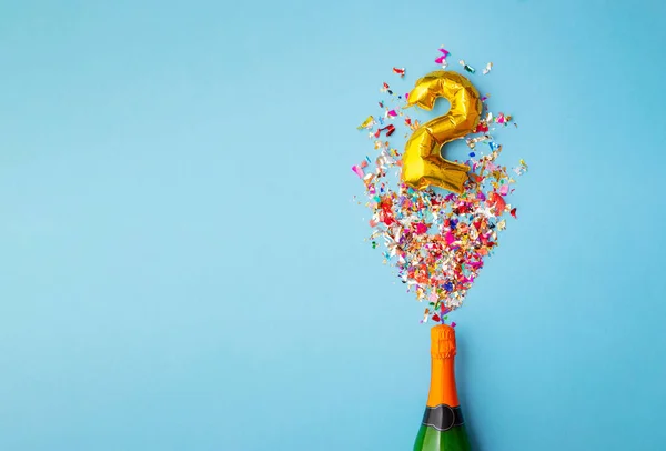 2e verjaardag champagne fles ballon pop — Stockfoto