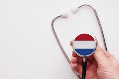 Hollanda sağlık hizmetleri konsepti. Doktor steteskop tutuyor..