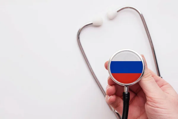 Rusia concepto de salud. Doctor sosteniendo un estetoscopio médico . —  Fotos de Stock