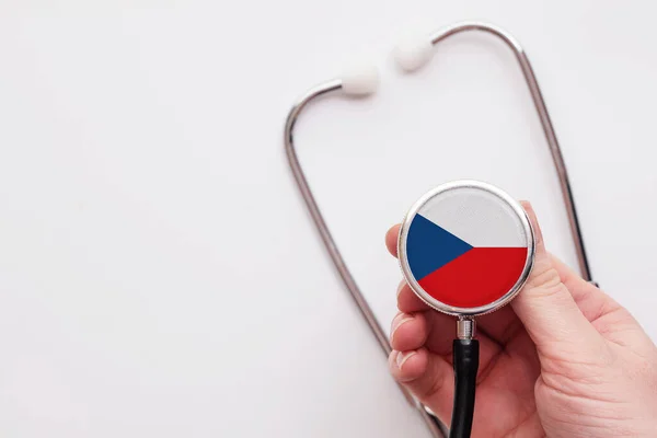 Tsjechisch gezondheidsconcept. Dokter met een medische stethoscoop. — Stockfoto