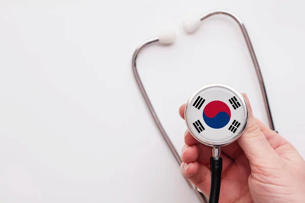Dél-Korea egészségügyi koncepciója. Orvosi sztetoszkópot tartó orvos. — Stock Fotó