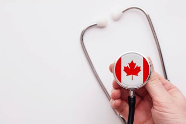 Kanada sağlık hizmeti konsepti. Doktor steteskop tutuyor..