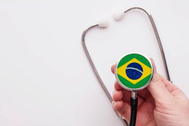 Brezilya sağlık hizmeti konsepti. Doktor steteskop tutuyor..