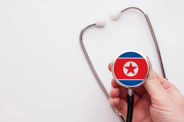 Noord-Korea gezondheidszorg concept. Dokter met een medische stethoscoop. — Stockfoto