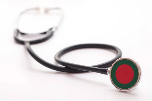 Bangladesh gezondheidszorg concept. Medische stethoscoop met landvlag — Stockfoto