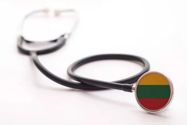 Lituania concetto sanitario. Stetoscopio medico con bandiera nazionale — Foto Stock