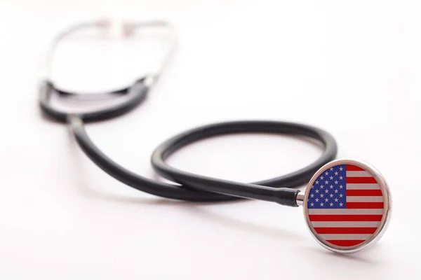 Usa gezondheidszorg concept. Medische stethoscoop met landvlag — Stockfoto