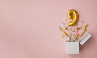 9 numaralı doğum günü balonu hediye kutusu dümdüz patladı.
