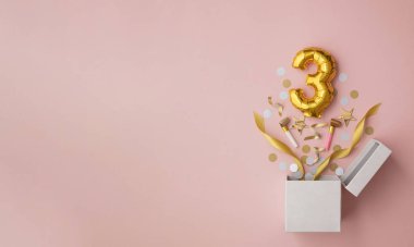 3 numaralı doğum günü balonu hediye kutusu dümdüz patladı.