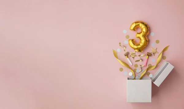 Número 3 aniversário balão celebração caixa de presente leigos explosão plana — Fotografia de Stock