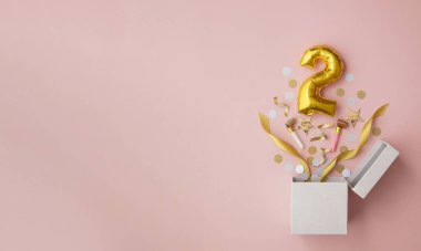 2 numaralı doğum günü balonu hediye kutusu patlamış.