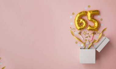 65 numaralı doğum günü balonu hediye kutusu dümdüz patladı.