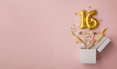 16 numaralı doğum günü balonu hediye kutusu dümdüz patladı.