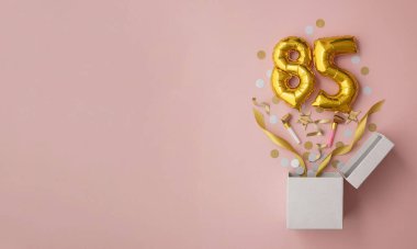 85 numaralı doğum günü balonu hediye kutusu dümdüz patladı.