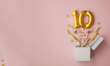 10 numaralı doğum günü balonu hediye kutusu dümdüz patladı.