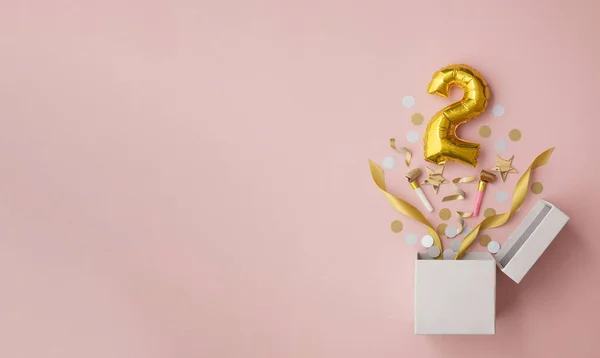 Número 2 aniversário balão celebração caixa de presente leigos explosão plana — Fotografia de Stock
