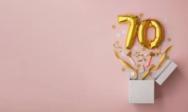 Número 70 globo de cumpleaños celebración caja de regalo yacía explosión plana —  Fotos de Stock