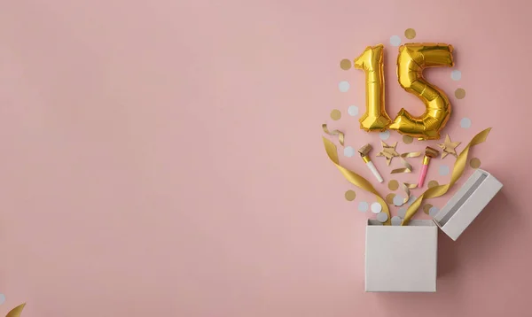 Zahl 15 Geburtstag Ballon Feier Geschenkbox lag flach Explosion — Stockfoto