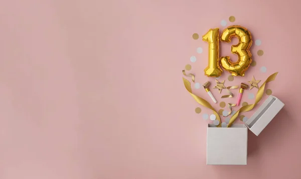 Nummer 13 verjaardagsballon feest geschenkdoos lag plat explosie — Stockfoto