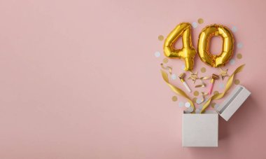 40 numaralı doğum günü balonu hediye kutusu dümdüz patladı.