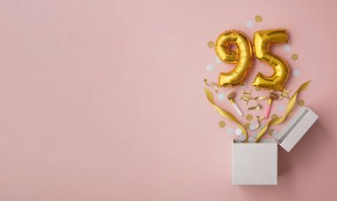 95 numaralı doğum günü balonu hediye kutusu dümdüz patladı.
