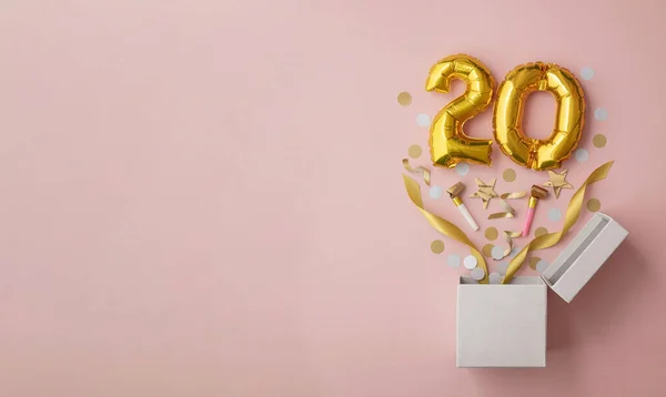 Número 20 aniversário balão celebração caixa de presente leigos explosão plana — Fotografia de Stock