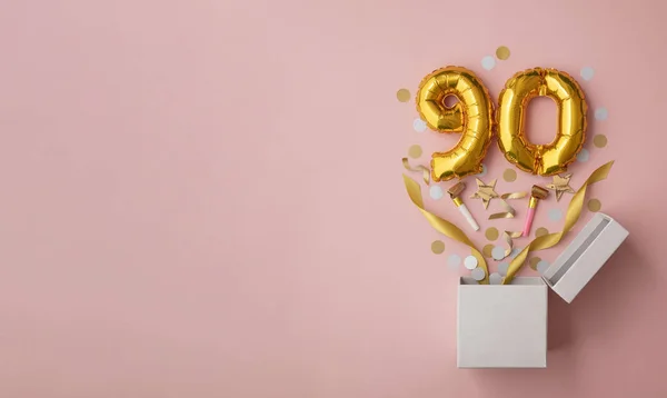 Numéro 90 anniversaire ballon célébration boîte cadeau gisait explosion plate — Photo