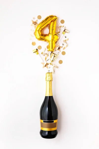Šťastnou oslavu 4. výročí. Láhev šampaňského se zlatým číslem balónku. — Stock fotografie