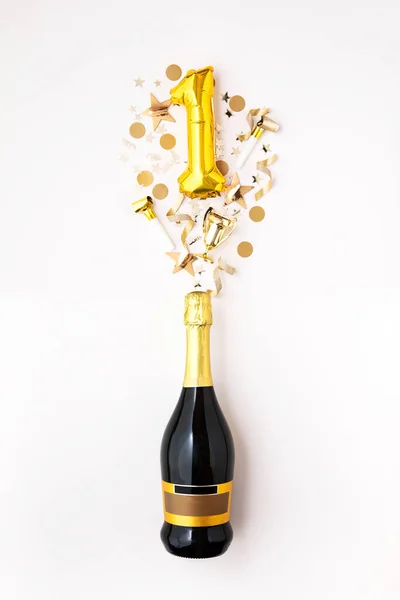 Gelukkige verjaardag. Champagne fles met gouden ballon. — Stockfoto