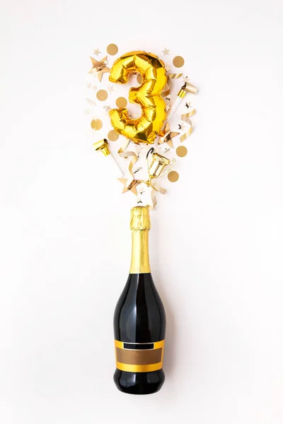 Buon terzo anniversario. Bottiglia di champagne con palloncino numero oro . — Foto Stock