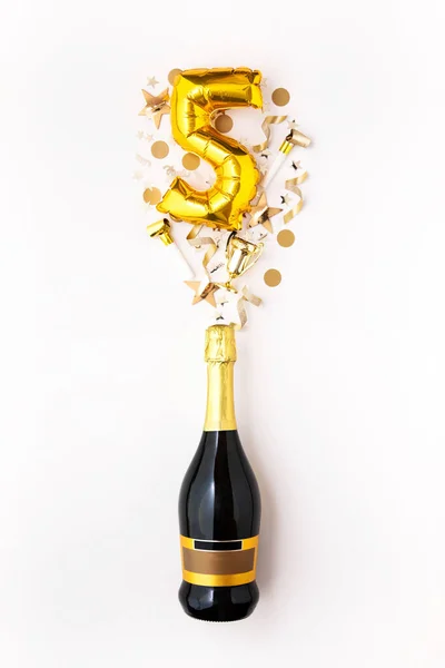 Gelukkige 5e trouwdag. Champagne fles met gouden ballon. — Stockfoto