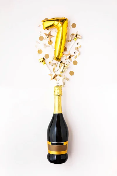 Gelukkige 7e verjaardag. Champagne fles met gouden ballon. — Stockfoto