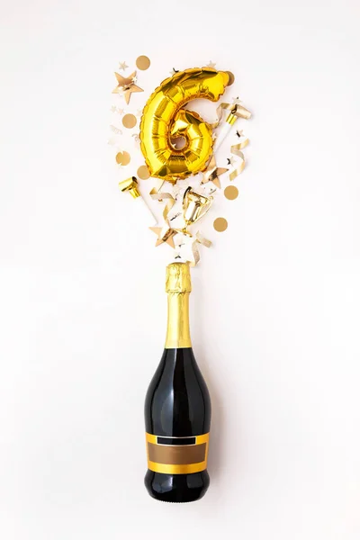 Szczęśliwej szóstej rocznicy. Butelka szampana ze złotym numerem balonu. — Zdjęcie stockowe